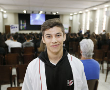 Secretaria Estadual de Educação do Paraná; Colégio Estadual Sagrada Familia em Campo Largo, palestra com representantes dos três poderes, Geração Atitute, na foto Kelvyb Junior Vaz da Silva. 11-05-18. Foto: Hedeson Alves