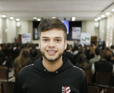Secretaria Estadual de Educação do Paraná; Colégio Estadual Sagrada Familia em Campo Largo, palestra com representantes dos três poderes, Geração Atitute, na foto o aluno Lucas Biel Roberto. 11-05-18. Foto: Hedeson Alves