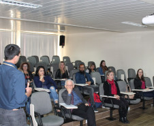 Cidades que criaram metas próprias para o seu Plano Municipal de Educação também devem desenvolver um indicador próprio para o seu monitoramento. Esta foi uma das informações reforçadas durante formação da Comissão Coordenadora e Equipe Técnica responsável pelo processo de monitoramento e avaliação do Plano Estadual de Educação do Paraná, realizada nesta sexta-feira (11), na Secretaria da Educação.