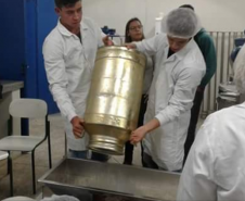 A Secretaria da Educação tem uma oferta variada de cursos profissionalizantes ligados ao agronegócio, setor responsável por cerca de 40% da economia paranaense. Um deles é o Curso Técnico em Agroindústria, disponível na modalidade subsequente no Centro Estadual de Educação Profissional (CEEP) Olegário Macedo, em Castro, região Centro Oriental paranaense. 