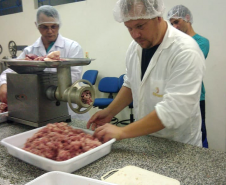 A Secretaria da Educação tem uma oferta variada de cursos profissionalizantes ligados ao agronegócio, setor responsável por cerca de 40% da economia paranaense. Um deles é o Curso Técnico em Agroindústria, disponível na modalidade subsequente no Centro Estadual de Educação Profissional (CEEP) Olegário Macedo, em Castro, região Centro Oriental paranaense. 