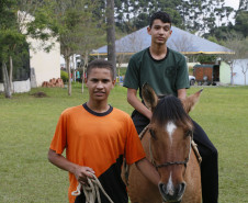 Secretaria Estadual de Educação do Paraná; Vila da Cidadania em Piraquara, alunos de diversos colégios participam de oficinas oferecidas dentro da cidade mirin como atividades de culinária, esporte, jardinagem entre outras, na foto os alunos Joao Vitor Teixiera e Elvis Ferreira de Franca. 17-04-18. Foto: Hedeson Alves