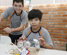 Secretaria Estadual de Educação do Paraná; Alunos da APAE de Prudentópolis visitam os laboratórios da SEED-LAB, na foto o aluno Alyson Fabiano Rodrigues. 15-05-18. Foto: Hedeson Alves