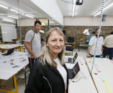 Secretaria Estadual de Educação do Paraná; Alunos da APAE de Prudentópolis visitam os laboratórios da SEED-LAB, na foto a professora Edvirges Maria Krik. 15-05-18. Foto: Hedeson Alves