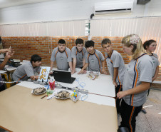 Secretaria Estadual de Educação do Paraná; Alunos da APAE de Prudentópolis visitam os laboratórios da SEED-LAB. 15-05-18. Foto: Hedeson Alves