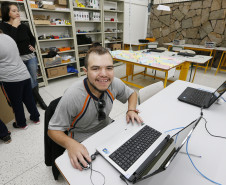 Secretaria Estadual de Educação do Paraná; Alunos da APAE de Prudentópolis visitam os laboratórios da SEED-LAB, na foto o aluno Yuri Rafael de Lima Machado. 15-05-18. Foto: Hedeson Alves