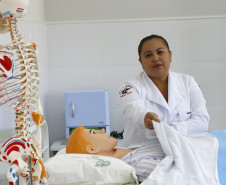 Secretaria Estadual de Educação do Paraná; Colégio Estadual Sagrada Familia em Campo Largo, implementação do curso de Enfermagem, com aquisição de livros técnicos e itens para o laboratório, na foto a aluna Leamil da Rocha Ramos. 11-05-18. Foto: Hedeson Alves