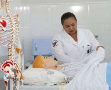 Secretaria Estadual de Educação do Paraná; Colégio Estadual Sagrada Familia em Campo Largo, implementação do curso de Enfermagem, com aquisição de livros técnicos e itens para o laboratório, na foto a aluna Leamil da Rocha Ramos. 11-05-18. Foto: Hedeson Alves