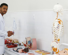 Secretaria Estadual de Educação do Paraná; Colégio Estadual Sagrada Familia em Campo Largo, implementação do curso de Enfermagem, com aquisição de livros técnicos e itens para o laboratório, na foto o aluno Mauricio Santos Joana. 11-05-18. Foto: Hedeson Alves