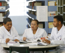 Secretaria Estadual de Educação do Paraná; Colégio Estadual Sagrada Familia em Campo Largo, implementação do curso de Enfermagem, com aquisição de livros técnicos e itens para o laboratório, na foto os alunos Roseli Damazio, Mauricio Santos Joana e Leamil da Rocha Ramos. 11-05-18. Foto: Hedeson Alves