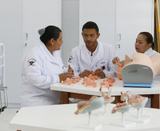 Secretaria Estadual de Educação do Paraná; Colégio Estadual Sagrada Familia em Campo Largo, implementação do curso de Enfermagem, com aquisição de livros técnicos e itens para o laboratório, na foto os alunos Roseli Damazio, Mauricio Santos Joana e Leamil da Rocha Ramos. 11-05-18. Foto: Hedeson Alves