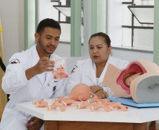 Secretaria Estadual de Educação do Paraná; Colégio Estadual Sagrada Familia em Campo Largo, implementação do curso de Enfermagem, com aquisição de livros técnicos e itens para o laboratório. 11-05-18. Foto: Hedeson Alves
