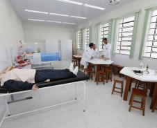 Secretaria Estadual de Educação do Paraná; Colégio Estadual Sagrada Familia em Campo Largo, implementação do curso de Enfermagem, com aquisição de livros técnicos e itens para o laboratório. 11-05-18. Foto: Hedeson Alves