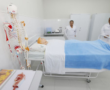 Secretaria Estadual de Educação do Paraná; Colégio Estadual Sagrada Familia em Campo Largo, implementação do curso de Enfermagem, com aquisição de livros técnicos e itens para o laboratório. 11-05-18. Foto: Hedeson Alves