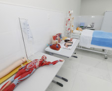 Secretaria Estadual de Educação do Paraná; Colégio Estadual Sagrada Familia em Campo Largo, implementação do curso de Enfermagem, com aquisição de livros técnicos e itens para o laboratório. 11-05-18. Foto: Hedeson Alves