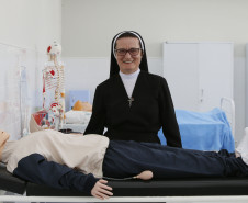 Secretaria Estadual de Educação do Paraná; Colégio Estadual Sagrada Familia em Campo Largo, implementação do curso de Enfermagem, com aquisição de livros técnicos e itens para o laboratório, na foto a diretora Irmã Lucia Staron. 11-05-18. Foto: Hedeson Alves