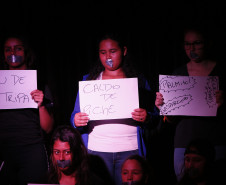 Secretaria Estadual de Educação do Paraná; Colégio Estadual Roberto Langer Júnior que tem projetos contra a prática de bullyng como peça de teatro, na foto encenação da peça teatral Bullyng Qual a Graça?. 02-05-18. Foto: Hedeson Alves