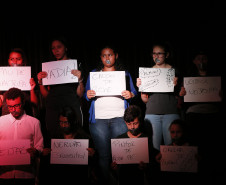 Secretaria Estadual de Educação do Paraná; Colégio Estadual Roberto Langer Júnior que tem projetos contra a prática de bullyng como peça de teatro, na foto encenação da peça teatral Bullyng Qual a Graça?. 02-05-18. Foto: Hedeson Alves
