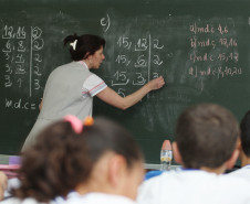 A Secretaria de Estado da Educação (SEED) está convocando mais de três mil candidatos do concurso magistério 2007 aprovados e classificados dentro do número de vagas ofertadas inicialmente para a realização de exames médicos.