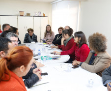 As reuniões da comissão mista que reúne a Secretária de Estado da Educação, da Fazenda e a APP Sindicato serão retomadas para discutir as questões salariais que envolvem a categoria. O anúncio foi feito nesta segunda-feira (21) pela secretária estadual da educação, Lucia Cortez durante reunião com a diretoria da APP Sindicato. 