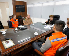 O secretário-chefe da Casa Militar, Coronel Maurício Tortato, além de representantes da Defesa Civil e do Corpo de Bombeiros participaram nesta quarta-feira (23) de uma reunião com a secretária estadual da Educação Lucia Cortez. O objetivo do encontro foi reforçar o trabalho feito pela brigada escolar nas instituições de ensino do estado. 