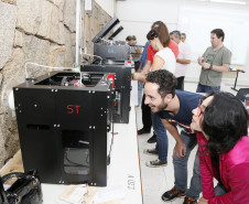 Material serve como introdução à prototipagem e a impressão em 3D e pode ser usado por professores, estudantes e comunidade escolar.  Foto: Hedeson Alves
