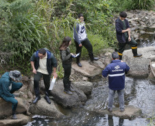 Secretaria Estadual de Educação do Paraná; Alunos do CEEP Newton Freire participão junto com a Sanepar de ação no Rio Timbu, no bairro Jardim Paulista, destribuindo panfletos para os moradores, plantando árvores e coletando água do rio para análise. 25-05-18. Foto: Hedeson Alves