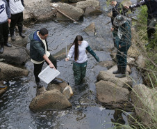 Secretaria Estadual de Educação do Paraná; Alunos do CEEP Newton Freire participão junto com a Sanepar de ação no Rio Timbu, no bairro Jardim Paulista, destribuindo panfletos para os moradores, plantando árvores e coletando água do rio para análise. 25-05-18. Foto: Hedeson Alves