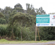 Secretaria Estadual de Educação do Paraná; Alunos do CEEP Newton Freire participão junto com a Sanepar de ação no Rio Timbu, no bairro Jardim Paulista, destribuindo panfletos para os moradores, plantando árvores e coletando água do rio para análise. 25-05-18. Foto: Hedeson Alves