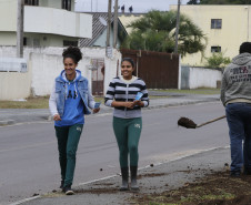 Secretaria Estadual de Educação do Paraná; Alunos do CEEP Newton Freire participão junto com a Sanepar de ação no Rio Timbu, no bairro Jardim Paulista, destribuindo panfletos para os moradores, plantando árvores e coletando água do rio para análise. 25-05-18. Foto: Hedeson Alves