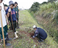 Secretaria Estadual de Educação do Paraná; Alunos do CEEP Newton Freire participão junto com a Sanepar de ação no Rio Timbu, no bairro Jardim Paulista, destribuindo panfletos para os moradores, plantando árvores e coletando água do rio para análise. 25-05-18. Foto: Hedeson Alves