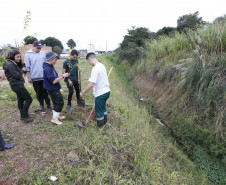 Secretaria Estadual de Educação do Paraná; Alunos do CEEP Newton Freire participão junto com a Sanepar de ação no Rio Timbu, no bairro Jardim Paulista, destribuindo panfletos para os moradores, plantando árvores e coletando água do rio para análise. 25-05-18. Foto: Hedeson Alves