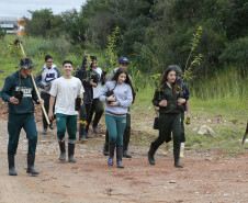 Secretaria Estadual de Educação do Paraná; Alunos do CEEP Newton Freire participão junto com a Sanepar de ação no Rio Timbu, no bairro Jardim Paulista, destribuindo panfletos para os moradores, plantando árvores e coletando água do rio para análise. 25-05-18. Foto: Hedeson Alves