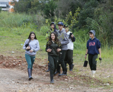 Secretaria Estadual de Educação do Paraná; Alunos do CEEP Newton Freire participão junto com a Sanepar de ação no Rio Timbu, no bairro Jardim Paulista, destribuindo panfletos para os moradores, plantando árvores e coletando água do rio para análise. 25-05-18. Foto: Hedeson Alves