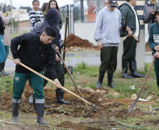 Secretaria Estadual de Educação do Paraná; Alunos do CEEP Newton Freire participão junto com a Sanepar de ação no Rio Timbu, no bairro Jardim Paulista, destribuindo panfletos para os moradores, plantando árvores e coletando água do rio para análise. 25-05-18. Foto: Hedeson Alves