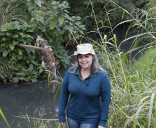 Secretaria Estadual de Educação do Paraná; Alunos do CEEP Newton Freire participão junto com a Sanepar de ação no Rio Timbu, no bairro Jardim Paulista, destribuindo panfletos para os moradores, plantando árvores e coletando água do rio para análise, na foto a professora Luciene. 25-05-18. Foto: Hedeson Alves