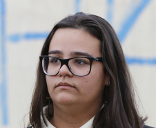 Secretaria Estadual de Educação do Paraná; Alunos do CEEP Newton Freire participão junto com a Sanepar de ação no Rio Timbu, no bairro Jardim Paulista, destribuindo panfletos para os moradores, plantando árvores e coletando água do rio para análise, na foto a aluna Luendy Sthefani Santos da  Costa. 25-05-18. Foto: Hedeson Alves