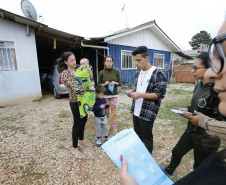 Secretaria Estadual de Educação do Paraná; Alunos do CEEP Newton Freire participão junto com a Sanepar de ação no Rio Timbu, no bairro Jardim Paulista, destribuindo panfletos para os moradores, plantando árvores e coletando água do rio para análise, na foto alunos entregam panfletos para a moradora Silvana da Rosa de Oliveira. 25-05-18. Foto: Hedeson Alves