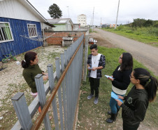 Secretaria Estadual de Educação do Paraná; Alunos do CEEP Newton Freire participão junto com a Sanepar de ação no Rio Timbu, no bairro Jardim Paulista, destribuindo panfletos para os moradores, plantando árvores e coletando água do rio para análise, na foto alunos entregam panfletos para a moradora Silvana da Rosa de Oliveira. 25-05-18. Foto: Hedeson Alves