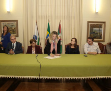 O prédio principal do Colégio Estadual do Paraná será restaurado com recursos do Governo do Estado. O edital de licitação da reforma, orçado em R$ 20,99 milhões, foi assinado nesta terça-feira (12) pela governadora Cida Borghetti, em solenidade na própria instituição de ensino. É a maior obra já realizada no colégio, o maior e um dos mais antigos da rede estadual de ensino. Curitiba,12/06/2018 Foto:Jaelson Lucas / ANPr
