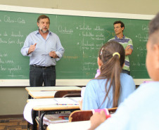 Acompanhado de representantes do Núcleo Regional, Flávio Arns percorreu dez colégios localizados durante esta semana. Foto do Colégio Estadual Professora Maria Balbina Costa Dias.