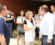 Acompanhado de representantes do Núcleo Regional, Flávio Arns percorreu dez colégios localizados durante esta semana. Foto do Colégio Estadual Leôncio Correia.