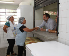 Acompanhado de representantes do Núcleo Regional, Flávio Arns percorreu dez colégios localizados durante esta semana. Foto do Colégio Estadual Maria Montessori.