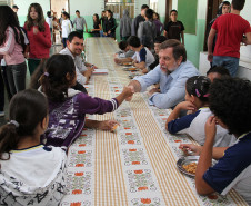 Acompanhado de representantes do Núcleo Regional, Flávio Arns percorreu dez colégios localizados durante esta semana. Foto do Colégio Estadual Gelvira Corrêa Pacheco.