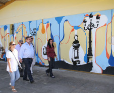 Acompanhado de representantes do Núcleo Regional, Flávio Arns percorreu dez colégios localizados durante esta semana. Foto do Colégio Estadual Santa Gemma Galgani.