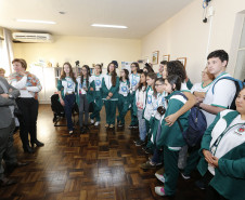 Secretaria Estadual de Educação do Paraná; Alunos da rede estadual que participaram da V Conferência Nacional Infantojuvenil pelo Meio Ambiente visitam a SEED. 19-06-18. Foto: Hedeson Alves