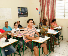 Estão abertas as matrículas para a Educação de Jovens e Adultos (EJA) na rede estadual do Paraná até o dia 13 de julho. A modalidade é voltada para quem não concluiu seus estudos na idade certa, mas deseja voltar à sala de aula e obter sua certificação no Ensino Fundamental ou Ensino Médio.