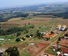 ... além de obras de paisagismo e pavimentação.