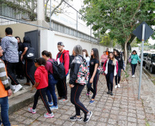 A regra é válida para estudantes menores de 18 anos, das redes pública e privada, e entrou em vigor após a aprovação da Lei Estadual 19.534/18, que trata do tema.