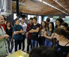 Secretaria Estadual de Educação do Paraná; Alunos do Colégio Estadual do Campo Brasilio Antunes da Silva de Ponta Grossa visitam o Parque da Ciência em Quatro Barras, na foto na foto o professor Anisio Lasievicz diretor do Parque da Ciências Newton Freire Maia. 09-10-18. Foto: Hedeson Alves